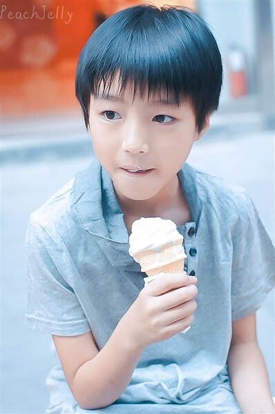 ＃TFBOYS - 王俊凯＃ 这么热的天 好想再看小仙子吃冰淇淋 *哈哈哈*