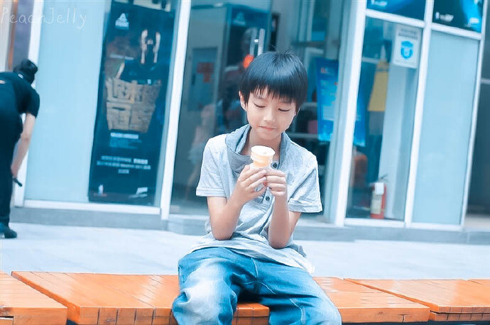 ＃TFBOYS - 王俊凯＃ 这么热的天 好想再看小仙子吃冰淇淋 *哈哈哈*