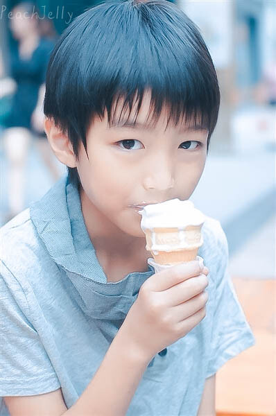 ＃TFBOYS - 王俊凯＃ 这么热的天 好想再看小仙子吃冰淇淋 *哈哈哈*