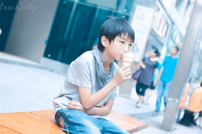 ＃TFBOYS - 王俊凯＃ 这么热的天 好想再看小仙子吃冰淇淋 *哈哈哈*