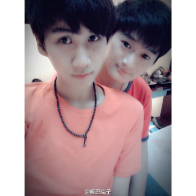 无意翻到三年前的照片，心机boy拍照都躲在后面说脸小[怒罵][怒罵][怒罵]