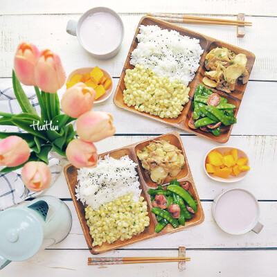 早安，今日早餐：清炒玉米+荷兰豆炒香肠+茭白炒肉+花生浆+芒果+米饭。
荷兰豆炒香肠做法公众号回复18查看食谱。
茭白炒肉的食谱今天写出来了，公众号回复103查看，很简单的。
公众号：kitchenwu
突然发觉我好…