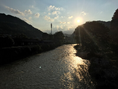 黄石洞外。桥。日落。江水。人家。