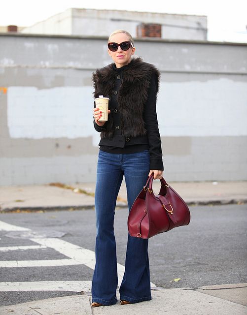 喇叭裤搭配短款皮草外套，悄悄把高跟鞋藏于宽大的裤腿下，巧妙地增加高度，显高又显瘦。
