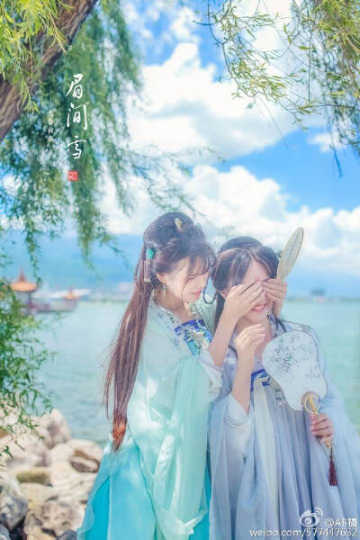 #大理约拍#《眉间雪》
一颦一笑一回眸，半梦半真眉雪间
出镜：@安小苡_ @睡着的顾艾
老师：@鱼鱼Mood
妆娘：@安小苡_
服装：@流烟昔泠-琉璃酱
