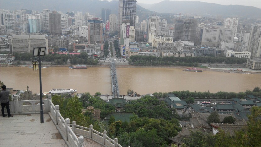 从白塔寺上看兰州市区，不知道是黄河太黄还是天气不好的原因，这个城市看上去不太美好