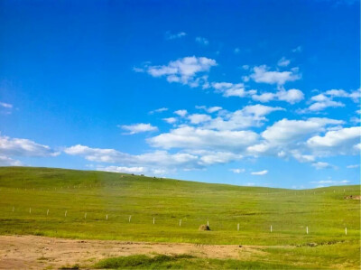 清代皇家猎苑--木兰围场，位于河北省东北部，这里自古以来就是一处水草丰美、禽兽繁衍的草原。"千里松林"曾是辽帝狩猎之地，"木兰围场"又是清代皇帝举行"木兰秋狝"之所。