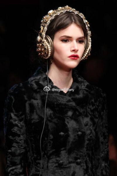 
Dolce & Gabbana 2015秋冬 女王感十足的耳机配饰