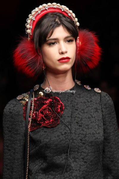 
Dolce & Gabbana 2015秋冬 女王感十足的耳机配饰