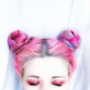 发型。双丸子头