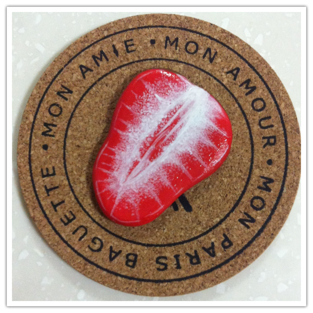 一块象草莓的石头。