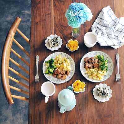 早安，今日早餐：黑椒孜然肉段+葱香土豆+清炒西兰花+饭团+芒果+薏米浓浆。
黑椒孜然肉段做法公众号回复100查看食谱。
葱香土豆做法公众号回复12查看食谱。
清炒西兰花做法公众号回复83查看食谱。
公众号：kitchenwu