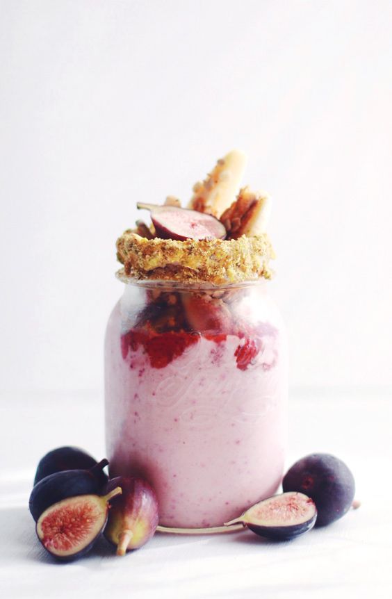 Strawberries | pistachio | granola | smoothie