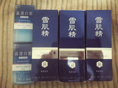 水之印防晒&雪肌精防晒啫喱。左边两个是很早之前用的，质地轻薄成膜很慢不讨喜，右边三个在冬天使用感很好，但啫喱状的防晒乳避免不了让皮肤暗沉发黄，被我拿来涂身子了，水润润的就是有点油，这两款不再回购。