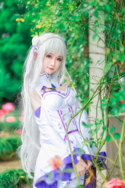 【cos】艾米莉娅 艾米莉娅 cn: yui金鱼 摄影：五了个四 tifG干粉 化妆：yui金鱼 后期：yui金鱼 协力：阿舟