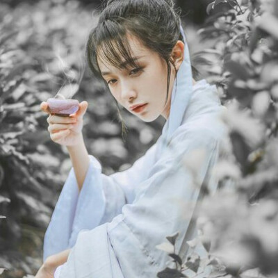 〔 古风头像|自截|女头|森系|意境|唯美|汉服 〕
〔 春山春酒，春与青溪长 〕〔满袖盈风〕