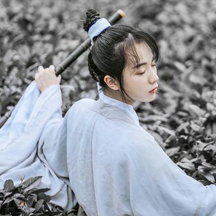 〔 古风头像|自截|女头|森系|意境|唯美|汉服 〕
〔 春山春酒，春与青溪长 〕〔满袖盈风〕