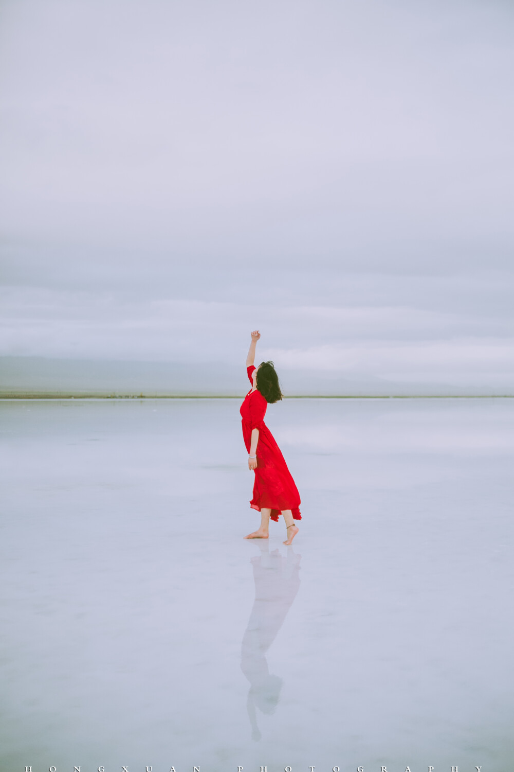 茶卡的风吹起你的红裙子 摄影:洪小漩 出镜:花花 茶卡盐湖,天空之境