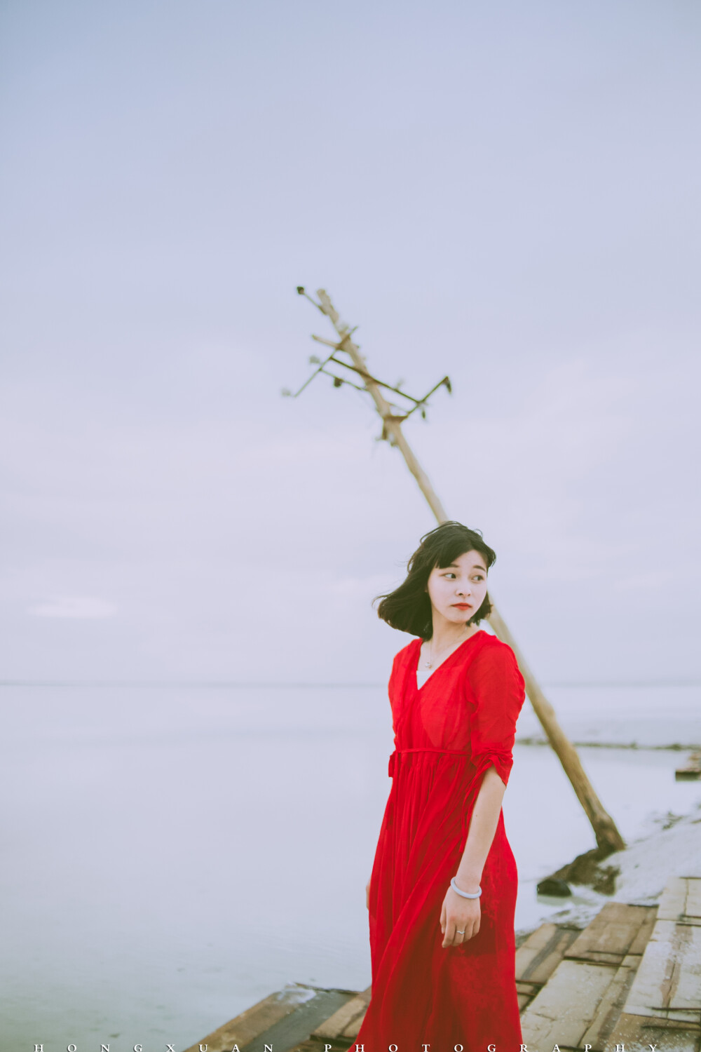 茶卡的风吹起你的红裙子 摄影:洪小漩 出镜:花花 茶卡盐湖,天空之境