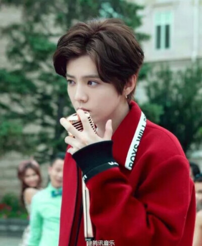 鹿晗 芭莎 实力撩妹 帅 国教鹿院长 傻狍’ 尚好的青春都是你 再遥远都跟随你 for 鹿晗。by荒野嫖客，