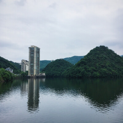 山明和水秀