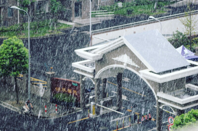 又是一场突然的大雨