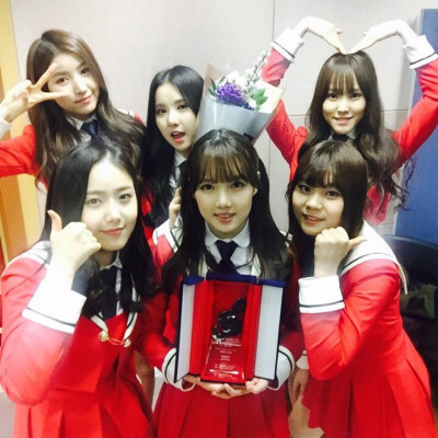 GFRIEND（여자친구）是韩国Source Music于2015年推出的女子演唱团体，金素晶（So Won）、郑艺琳（Ye Rin）、丁恩妃（Eun Ha）、崔俞娜（Yu Ju）、黄恩菲（Sin B）、金艺源（Um Ji）