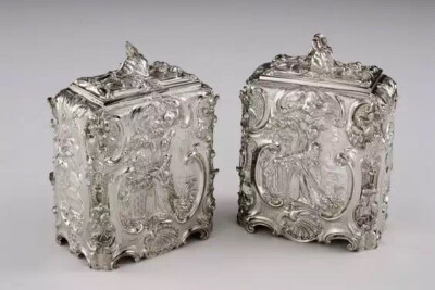 Paul de Lamerie是18世纪早期英国银器鼎盛时期最多产的银匠。1688年4月9日，他出生在荷兰南部城市斯海尔托亨博斯（丹博斯）。当时的英国社会，银汤匙（或者一些其他小件餐具）自孩子出生起就会一直陪伴他直到成人，…