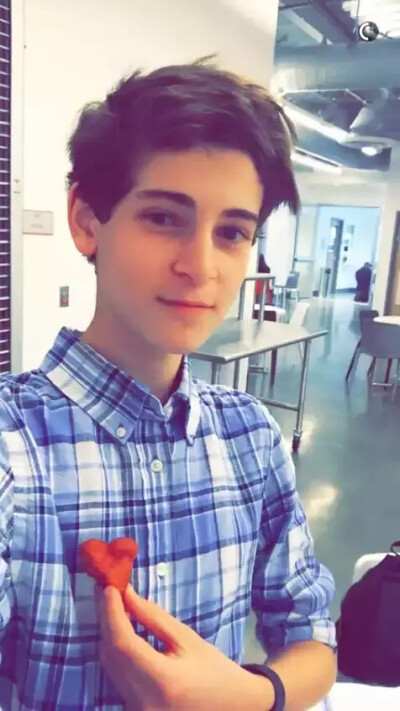 大卫马佐兹 David Mazouz