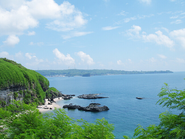  1.滴水丹屏位于涠洲岛滴水村南岸边，是位于涠洲岛西南部的一段海边石崖，崖壁上的石缝间常有水点点滴落，犹如珠帘垂挂，因此也叫滴水岩。由于海蚀作用，滴水丹屏的层层纹理在朱红色的岩石上显得很清晰，尤其在夕阳的映照之下更为美丽。这里也是岛上看日落的最佳地点之一。