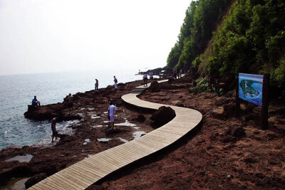  2.鳄鱼山公园是涠洲岛最值得一去的景点之一，是整个岛火山地质景观的精华所在，拥有震憾人心的火山海蚀景观。在这里不仅可看到最完整的火山活动遗迹，还可与灯塔合影，或在长廊上眺望整个南湾，也可以在海蚀坑中拾…