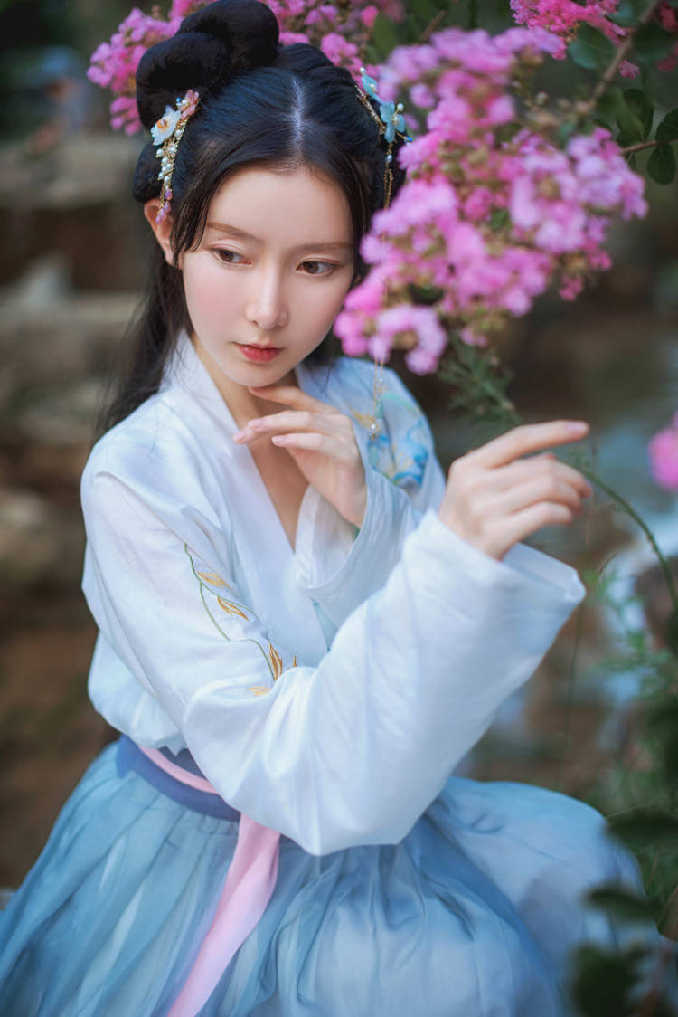  #汉服#
白夜 | 宋·汉服
谁道花无百日红
出镜：弥秋君
摄 | 机地_
衣 | 芥子记