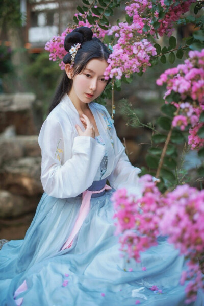  #汉服#
白夜 | 宋·汉服
谁道花无百日红
出镜：弥秋君
摄 | 机地_
衣 | 芥子记