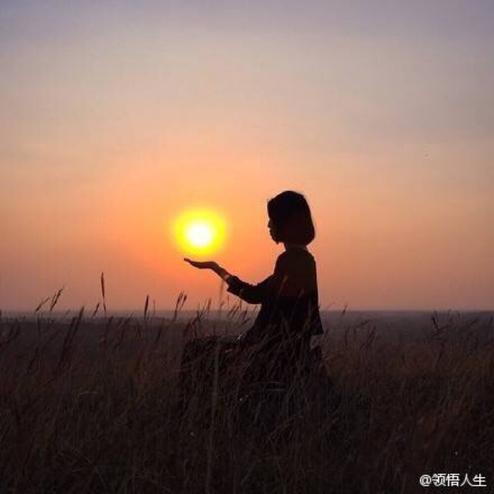 “写给自己：不再为一点小事伤心动怒，也不再为一些小人愤愤不平。一定要打份得清清爽爽，漂漂亮亮，从容自若面对生活。过一种平淡的生活，安安心心，简简单单，做一些能让自己开心的事。对生活不失希望，微笑面对困境与磨难，心怀梦想，即使遥远。”分享，共勉。