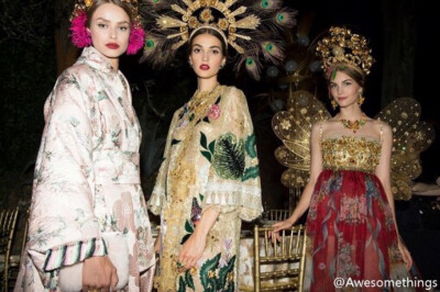 Dolce&amp;Gabbana Alta Moda F/W 2015┃这次的DG家高级定制发布选址于意大利西北部富豪小镇波多菲诺~延续神秘的贵族度假路线,为数不多的VVIP与主编乘游艇抵达特意为他们开放的私人度假岛屿,高级珠宝和服装发布则被…