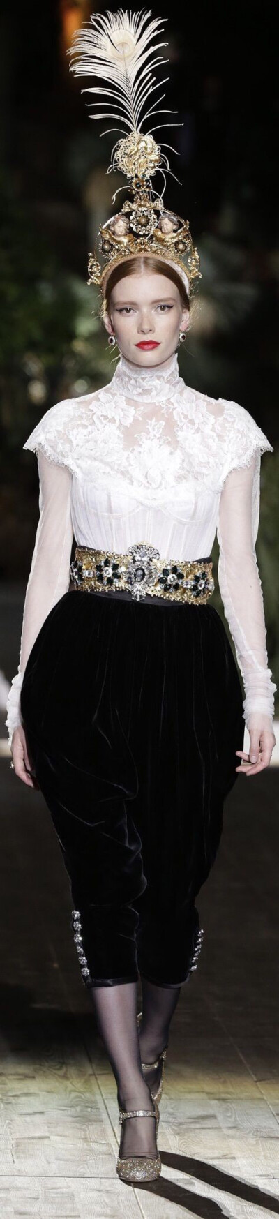 Dolce&amp;Gabbana Alta Moda F/W 2015┃这次的DG家高级定制发布选址于意大利西北部富豪小镇波多菲诺~延续神秘的贵族度假路线,为数不多的VVIP与主编乘游艇抵达特意为他们开放的私人度假岛屿,高级珠宝和服装发布则被…