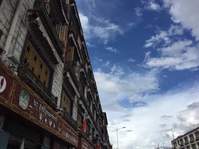 拉萨街头一一只要没有雨，拉萨的天空总是蓝得心旷神怡。