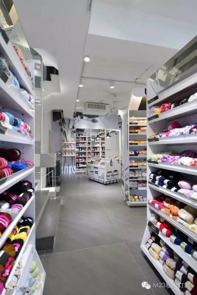 【Make-23】手作，一家温馨的毛线小店，全店通用黑白色涂鸦风格来凸显陈列商品的多彩，好创意！