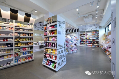 【Make-23】手作，一家温馨的毛线小店，全店通用黑白色涂鸦风格来凸显陈列商品的多彩，好创意！