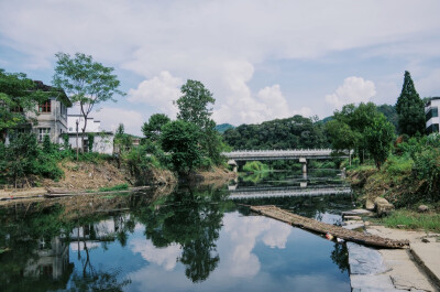 今天決定出去轉(zhuǎn)轉(zhuǎn)，不知道去那里，隨便上了一輛公交去了一個(gè)叫思溪延村的村子，幸好是淡季，幾乎沒(méi)有人。旺季就不推薦去了。買(mǎi)的聯(lián)票半價(jià)105還行。