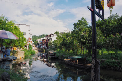 李坑就是这样一条河两边都是店家，走到底就没有了…而且这么淡的淡季居然还有好多人…旺季的时候不知道多可怕。