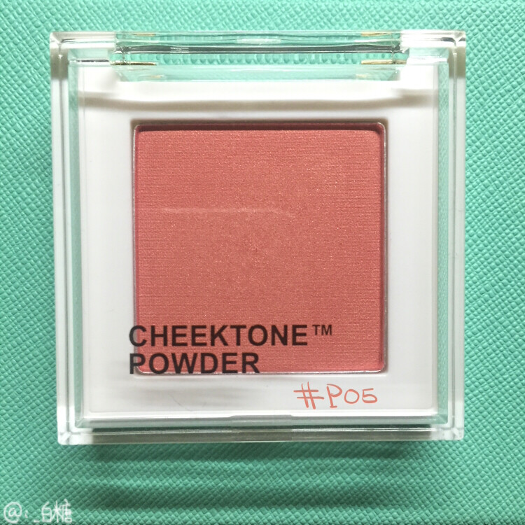 [po主混合皮] tonymoly魔法森林 cheektone powder水晶腮红#P05色
对我来说就是一个看起来暗一点的珊瑚粉:3
我个人皮肤不算白 用这个颜色超适合！
这还可以当眼影 real少女
听说刷子不好用 我也没买刷子 用手指就已经很上色了
毕竟是平价牌子对不对 学生党都可以种草玩玩啊哈哈哈