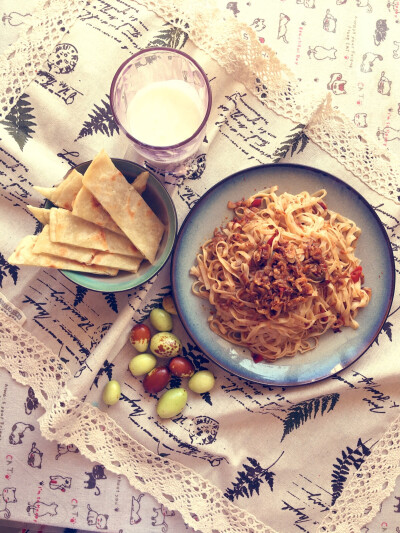 久违的周六Brunch～爆辣的虾米酱拌面，脆饼，酸奶。