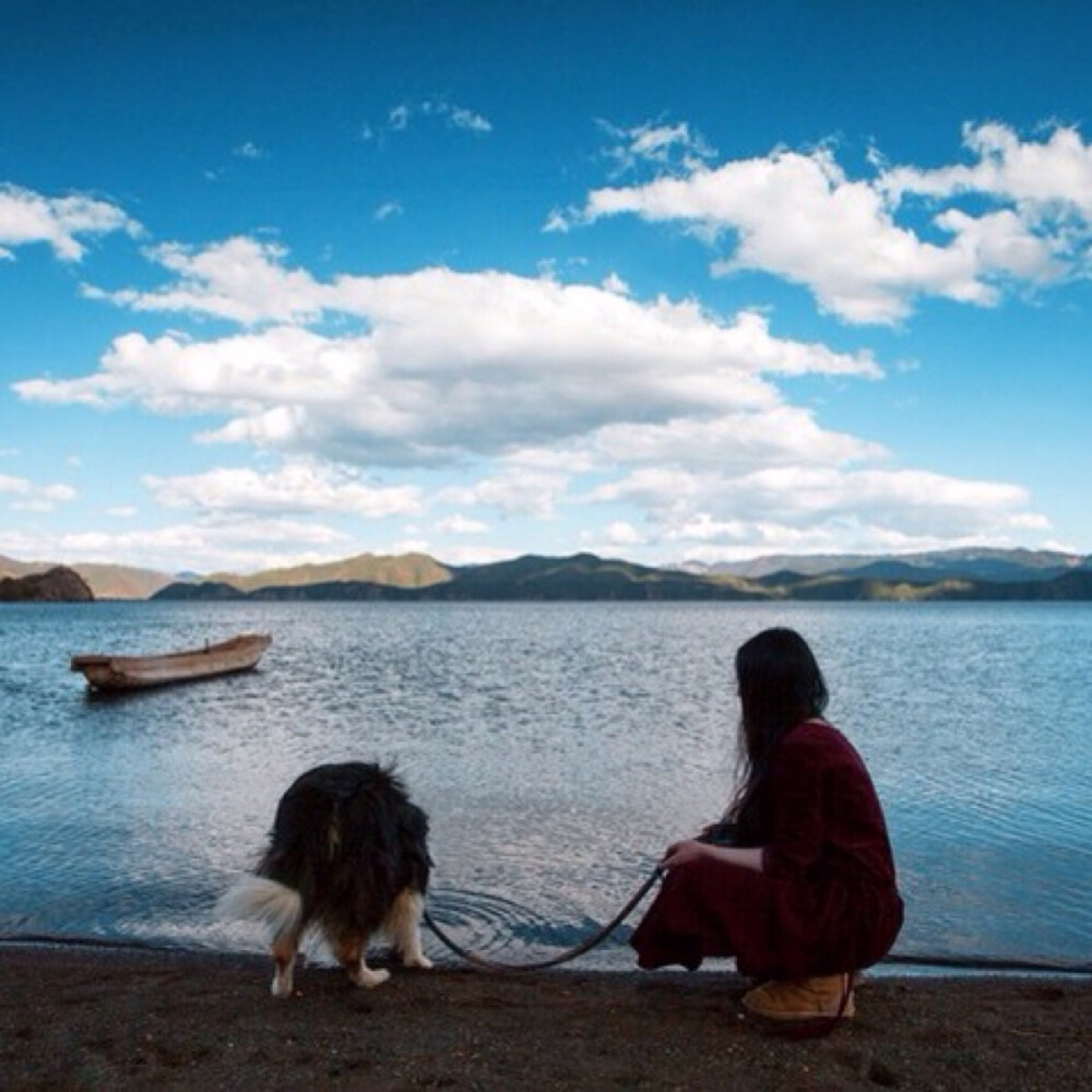 小清新女生头像海边一人一狗