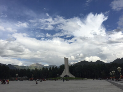 布达拉宫广场一一西藏解放纪念碑