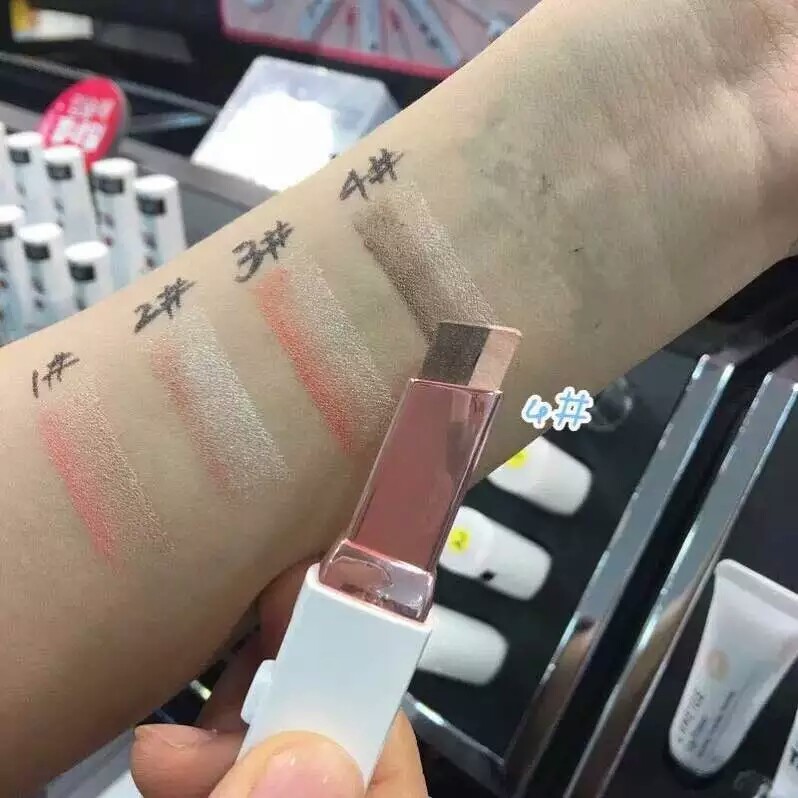 【兰芝双色眼影】兰芝也真是拼让你们在懒人的道路上回不了头
以后化妆只要3分钟眼影棒质地软糯带有微微的光泽感，色彩搭配也棒棒的日常妆完全没问题， 对于新手和懒妹纸是一个福音喔