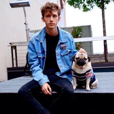 TROYE SIVAN 戳爷