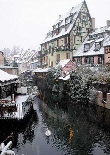 Colmar, Alsace, France。科尔马是法国东北部阿尔萨斯的一个小镇，地处平原，重要的葡萄酒市场。有铁路经过，设有纺织工业学校。科尔马是最浪漫的地区之一，因其境内运河和花船而得名。从桥上可以看到以前船夫和洗衣店在水中的倒影，景色美丽。动画电影《哈尔的移动城堡》中的小镇原型就是法国的科尔马。