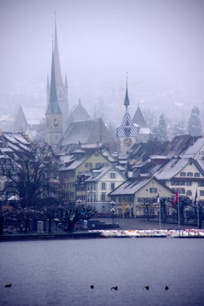 Zug, Switzerland (by armxesde)。楚格（德语：Zug）位于瑞士中部，是楚格州的首府，位于苏黎世和卢塞恩之间，他不仅仅拥有精致的老城和生态漂亮的高山湖泊，他也曾是瑞士最为富有的城市。由于距离苏黎世的距离不远…