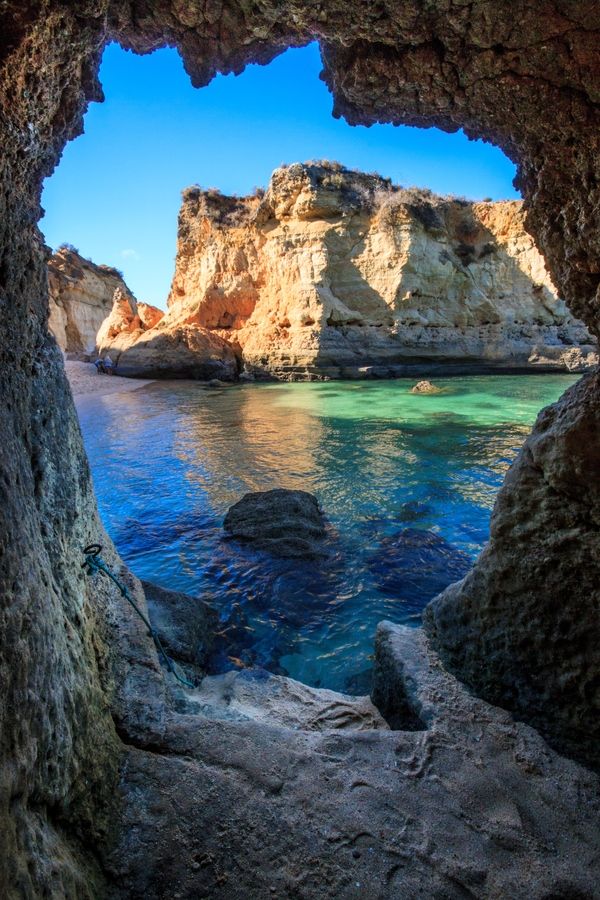 Lagos, Portugal。葡萄牙拉古什，位于葡萄牙南部，距离法罗群岛很近，是著名的海滨度假胜地，拥有全葡萄牙最壮观和景色最美丽的海滩，有水晶样晶莹剔透的海水和迷人的岩洞。拉古什有很多小海湾，特别是安娜海滩（praia Bona Ana)值得一去。更不能错过由岩石所构成的佩达德港滩（Ponta da Piedade)。在岩石附近还可以雇用当地的船只进入港湾附近天然教堂造型的洞穴进行探险。